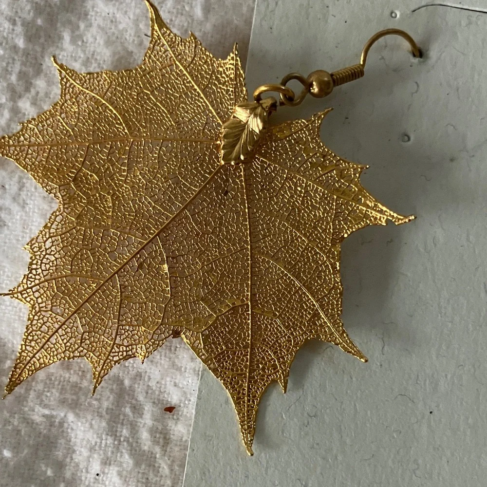 Real Maple Leaves Covered with 18K Gold Hand-crafted Vintage Earrings - Picture 4 of 6